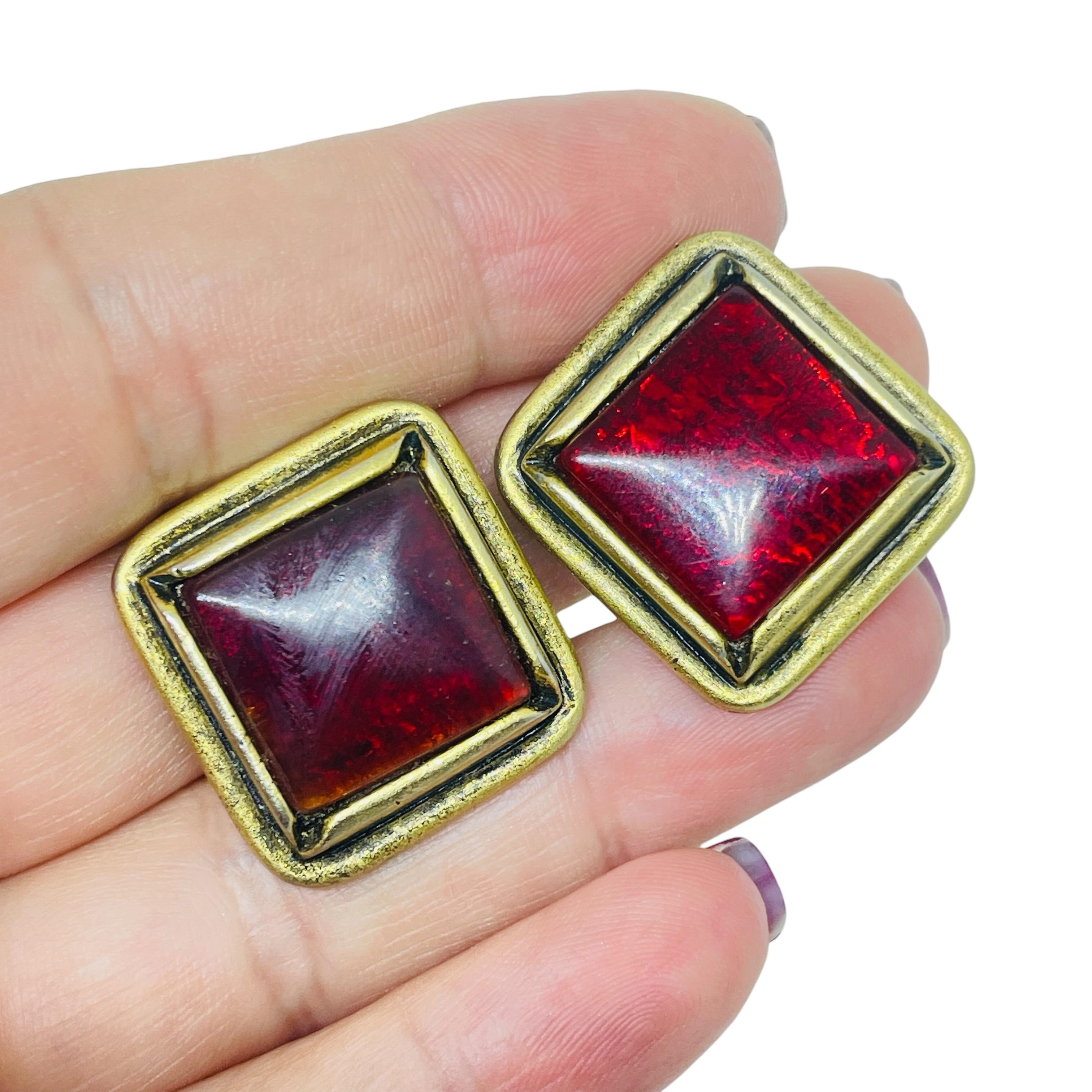 DETAILS

- • unterzeichnet CAROLEE

- • goldfarben mit Glas

- • Vintage-Designer-Ohrringe
 
MASSNAHMEN  

- • CONDIT

- •  sehr guter Vintage-Zustand mit minimalen Gebrauchsspuren 

 Sku 54

❤️❤️   VINTAGE-DESIGNER-SCHMUCK   ❤️❤️

❤️❤️  ALEXANDER'S