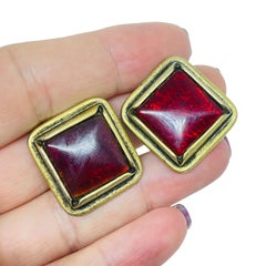 CAROLEE signed vintage gold tone red poured glass designer clip on earrings