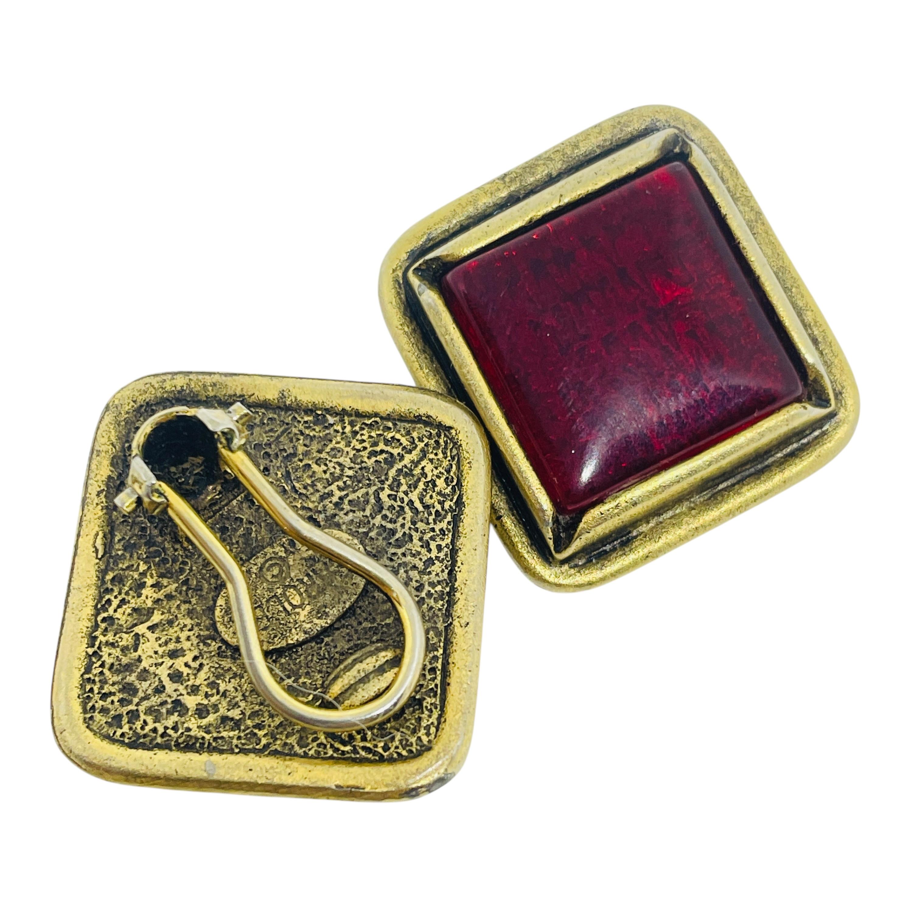 CAROLEE signiert Vintage Gold Ton rot gegossen Glas Designer Clip auf Ohrringe im Zustand „Gut“ im Angebot in Palos Hills, IL