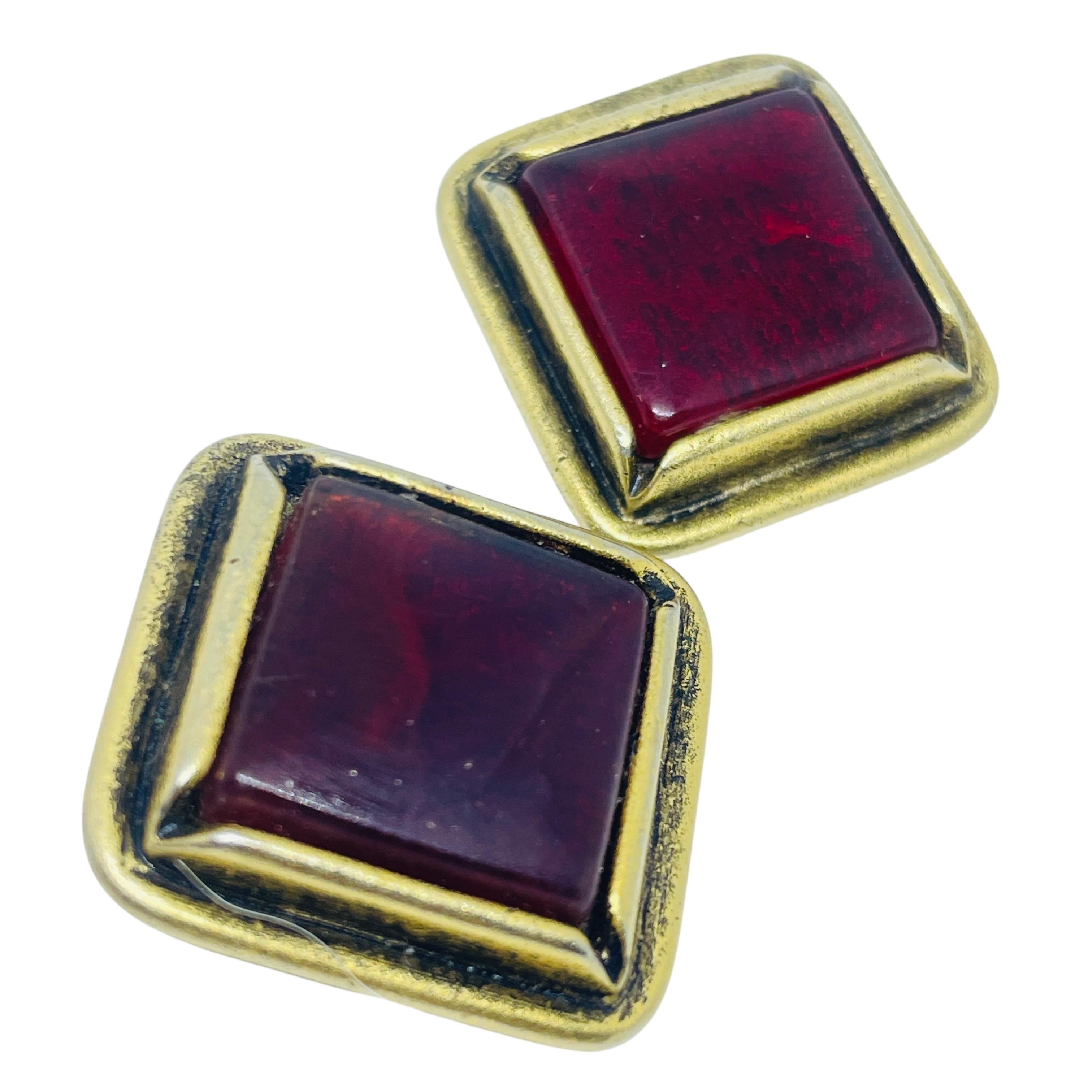 CAROLEE signiert Vintage Gold Ton rot gegossen Glas Designer Clip auf Ohrringe für Damen oder Herren im Angebot