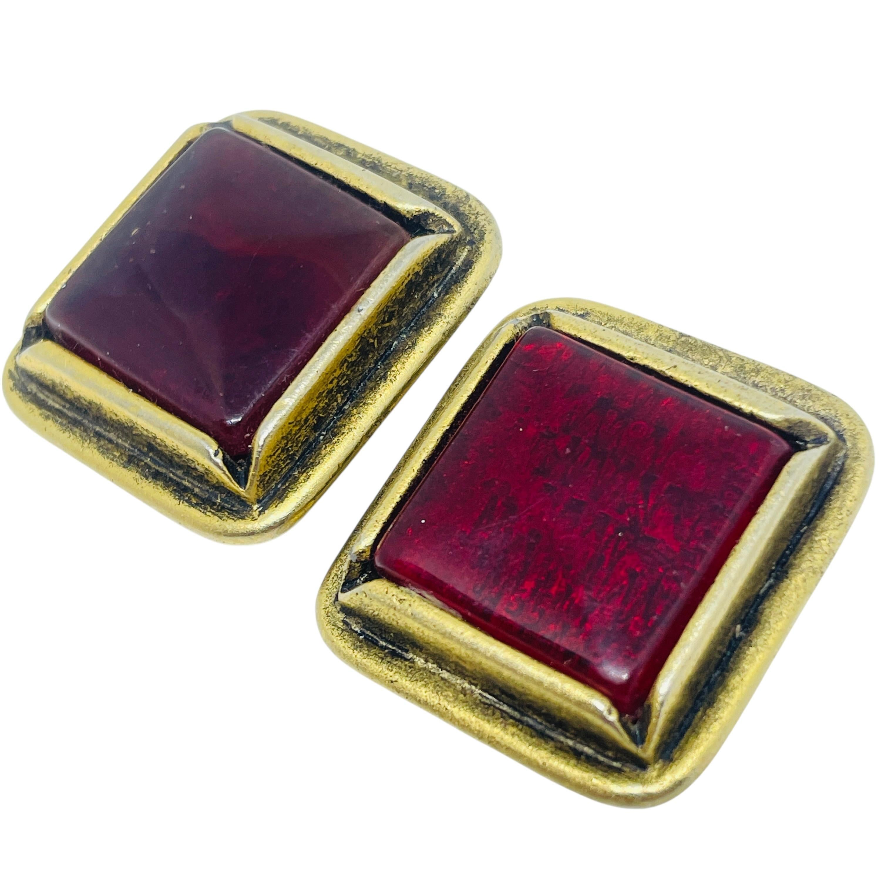 CAROLEE signiert Vintage Gold Ton rot gegossen Glas Designer Clip auf Ohrringe im Angebot 1