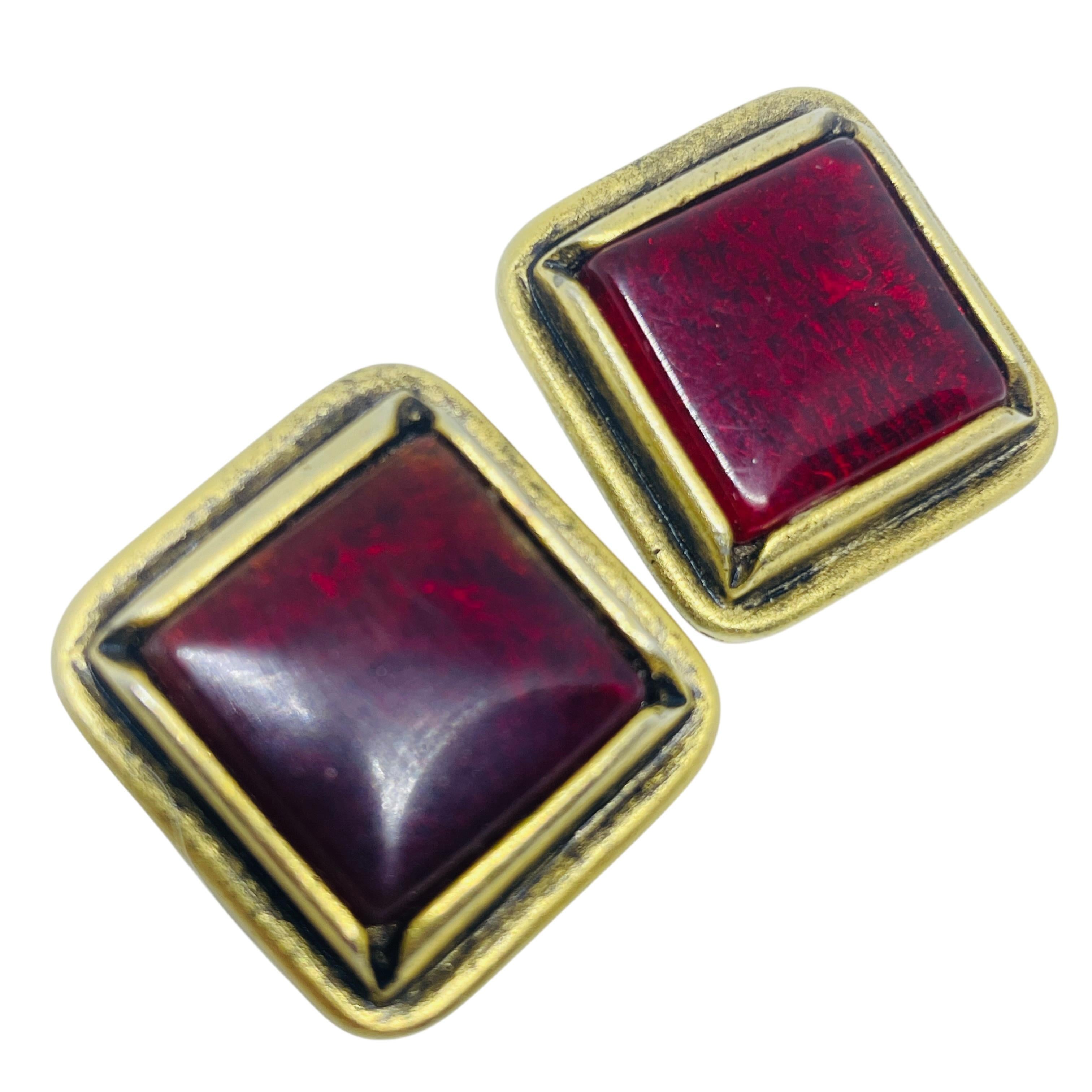 CAROLEE signiert Vintage Gold Ton rot gegossen Glas Designer Clip auf Ohrringe im Angebot 2
