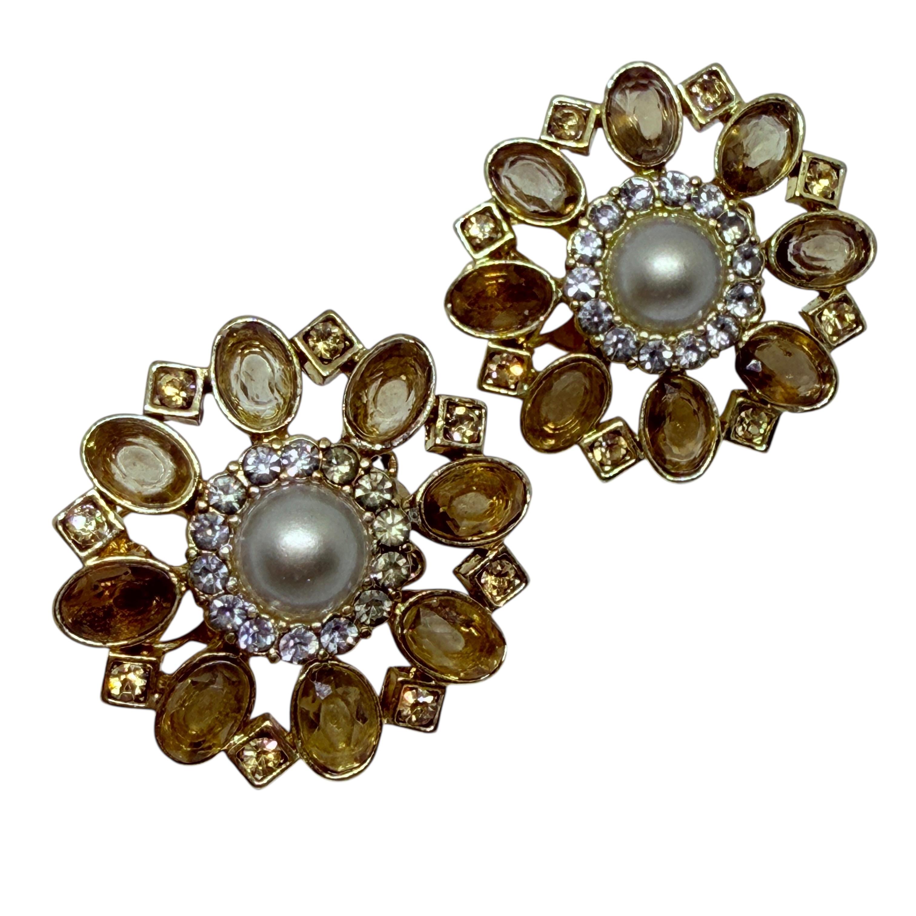 CAROLEE signed vintage gold tone rhinestone flowers designer clip on earrings For Sale