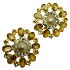 CAROLEE vintage gold tone pearl rhinestone flower designer clip on earrings