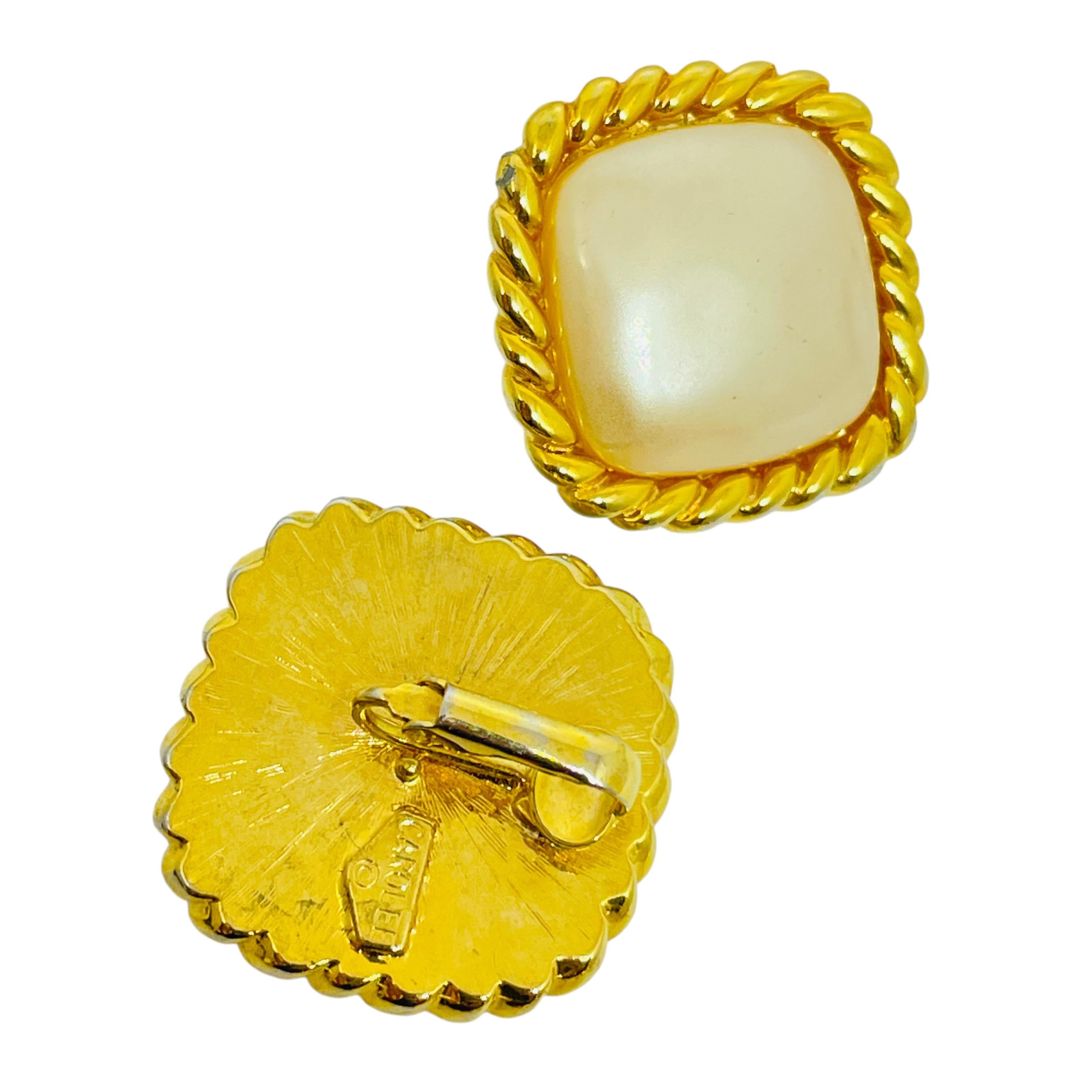 CAROLEE Vintage signiert Goldton faux Perle massiv Designer Clip auf Ohrringe im Zustand „Gut“ im Angebot in Palos Hills, IL