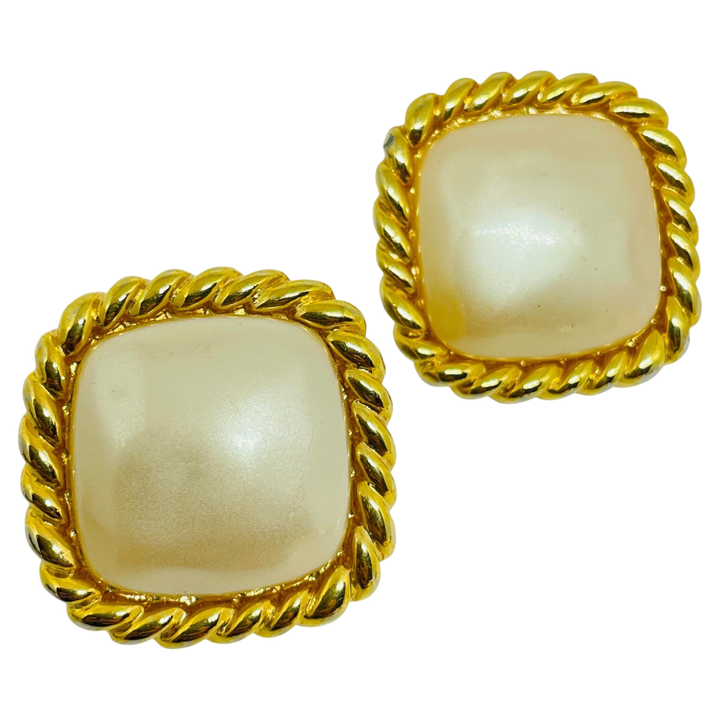 CAROLEE Vintage signiert Goldton faux Perle massiv Designer Clip auf Ohrringe im Angebot