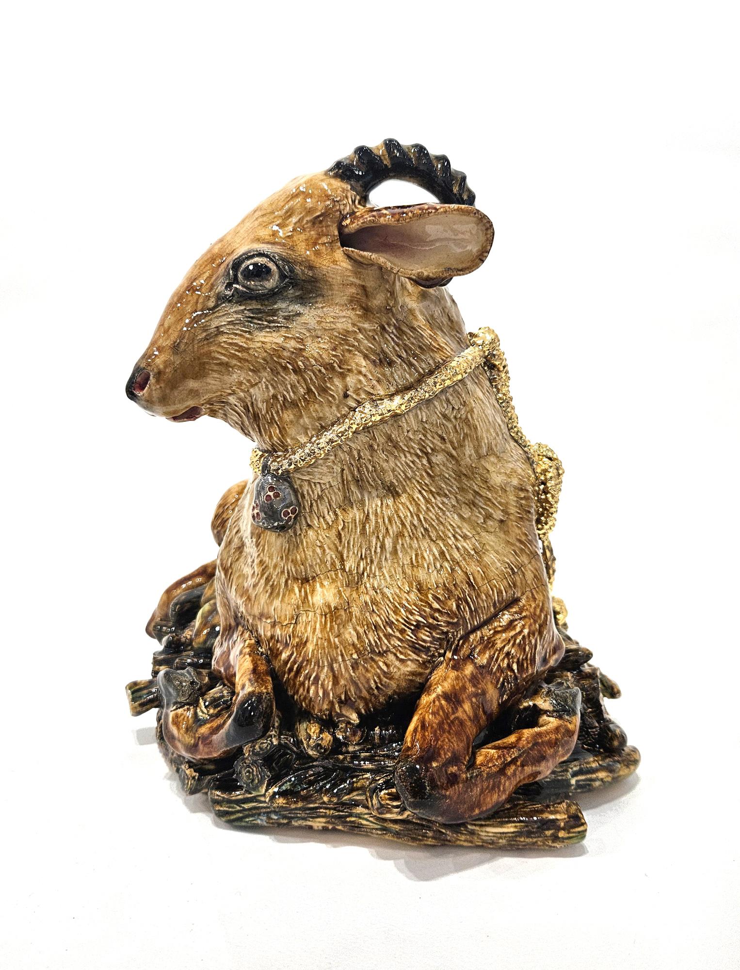 Uno squisito piccolo ariete seduto su un mucchio di rami del bosco, realizzato dalla rinomata artista olandese Carolein Smit. La scultura è realizzata in terracotta, costruita e formata a mano e rifinita con smalti colorati.

Le sculture in ceramica