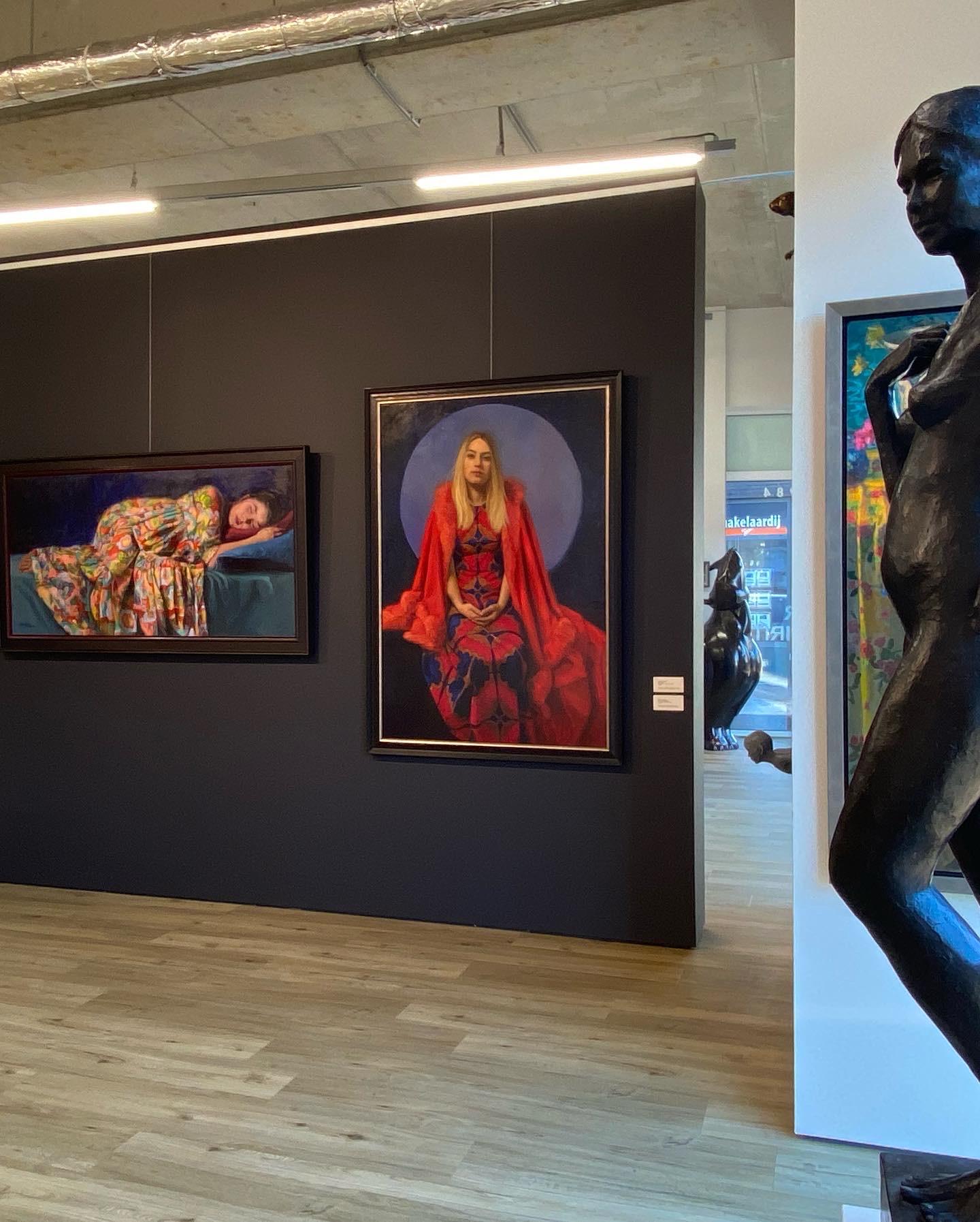Paciencia- Pintura figurativa del siglo XXI de una niña rubia con vestido rojo y azul - Painting Contemporáneo de Carolien van Olphen