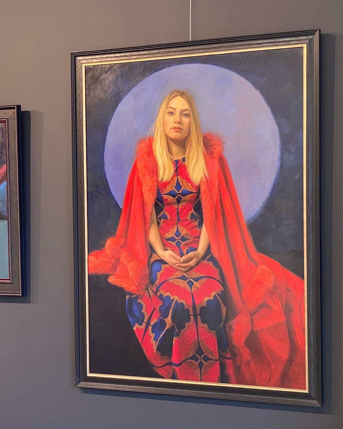 Figurenmalerei des 21. Jahrhunderts mit einem blonden Mädchen mit rotem und blauem Kleid im Angebot 1