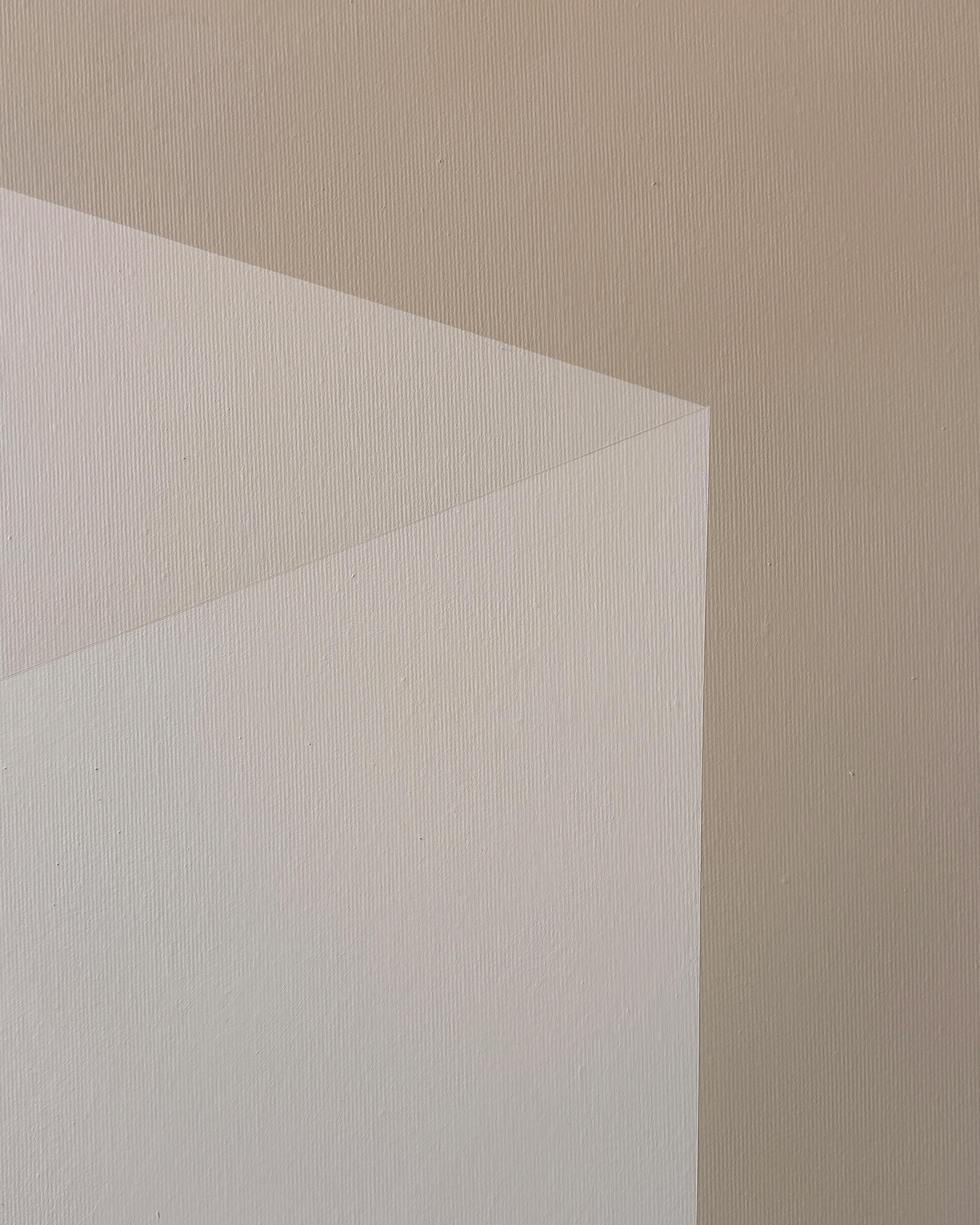 Caroline Kreutzer Architectural Cube Minimalist Geometric Abstraction Earth Tones (Cube architectural, abstraction géométrique minimaliste, tons de terre) - Painting de Carolin Kreutzer