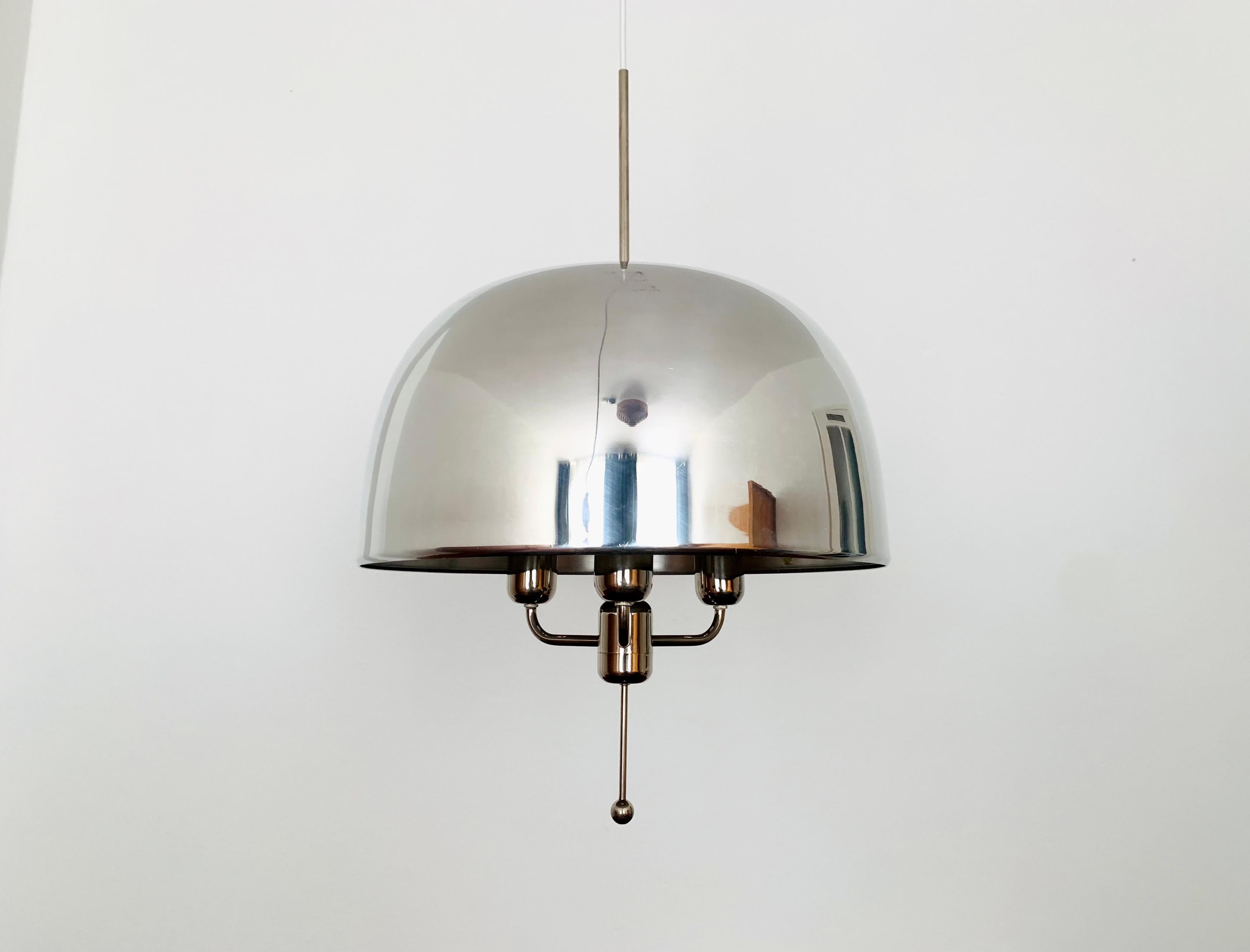 Merveilleuse et très rare lampe suspendue suédoise des années 1960.
La lampe avec l'abat-jour flottant est un véritable atout et un favori absolu pour chaque maison.
Une lumière très agréable et chaleureuse est créée.

Fabricant : Markaryd AB