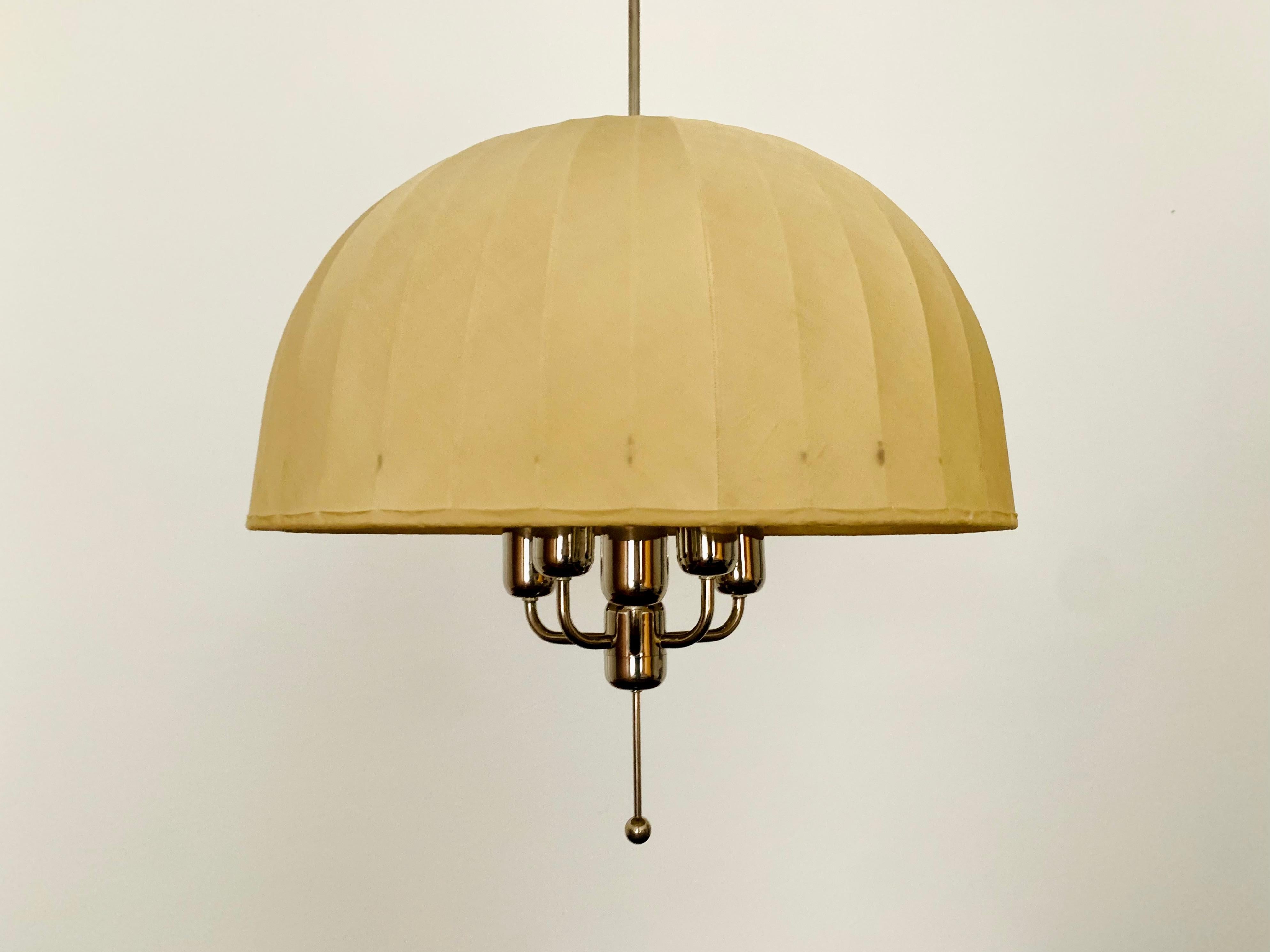 Merveilleuse et très rare lampe suspendue suédoise des années 1960.
La lampe avec l'abat-jour flottant est un véritable atout et un favori absolu pour chaque maison.
Une lumière très agréable et chaleureuse est créée.

Fabricant : Markaryd AB