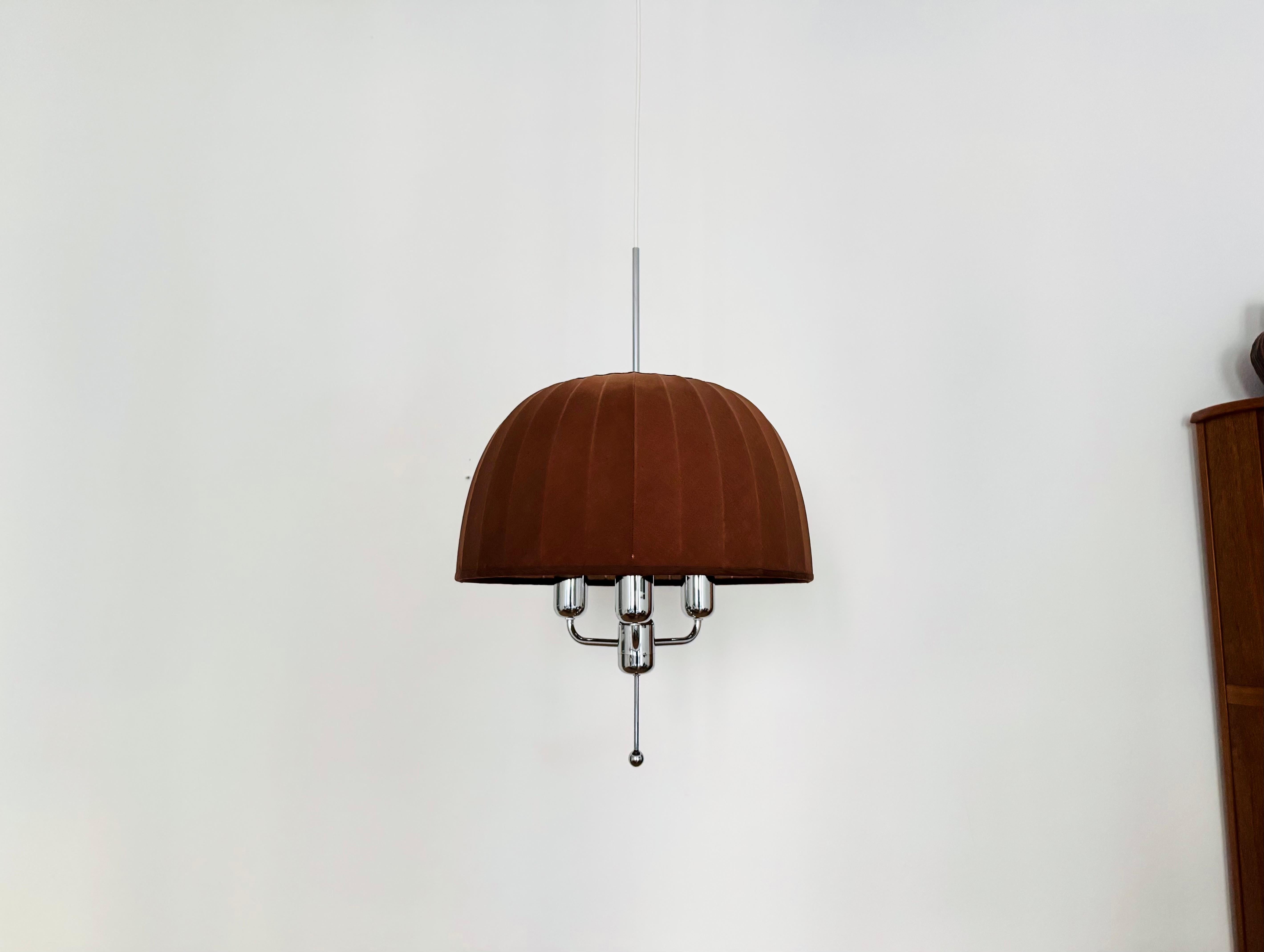 Splendida e rarissima lampada a sospensione svedese degli anni '60.
La lampada con l'ombrello fluttuante è un vero e proprio gioiello e una delle preferite in assoluto per ogni casa.
Si crea una luce molto piacevole e calda.

Produttore: Markaryd da