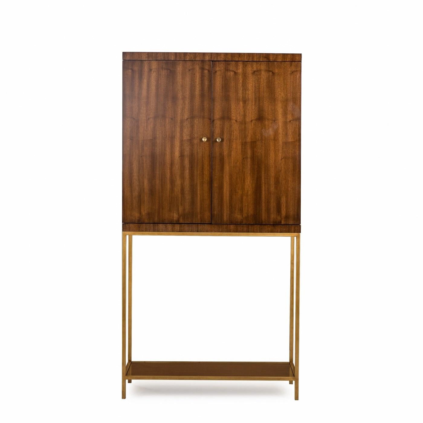 Bar Carolina with structure in metal in brass
finish with solid oak and solid walnut structure.
In varnished walnut finish. Inside with storage 
for large bottles and glasses, racks and an
additional drawer.

 