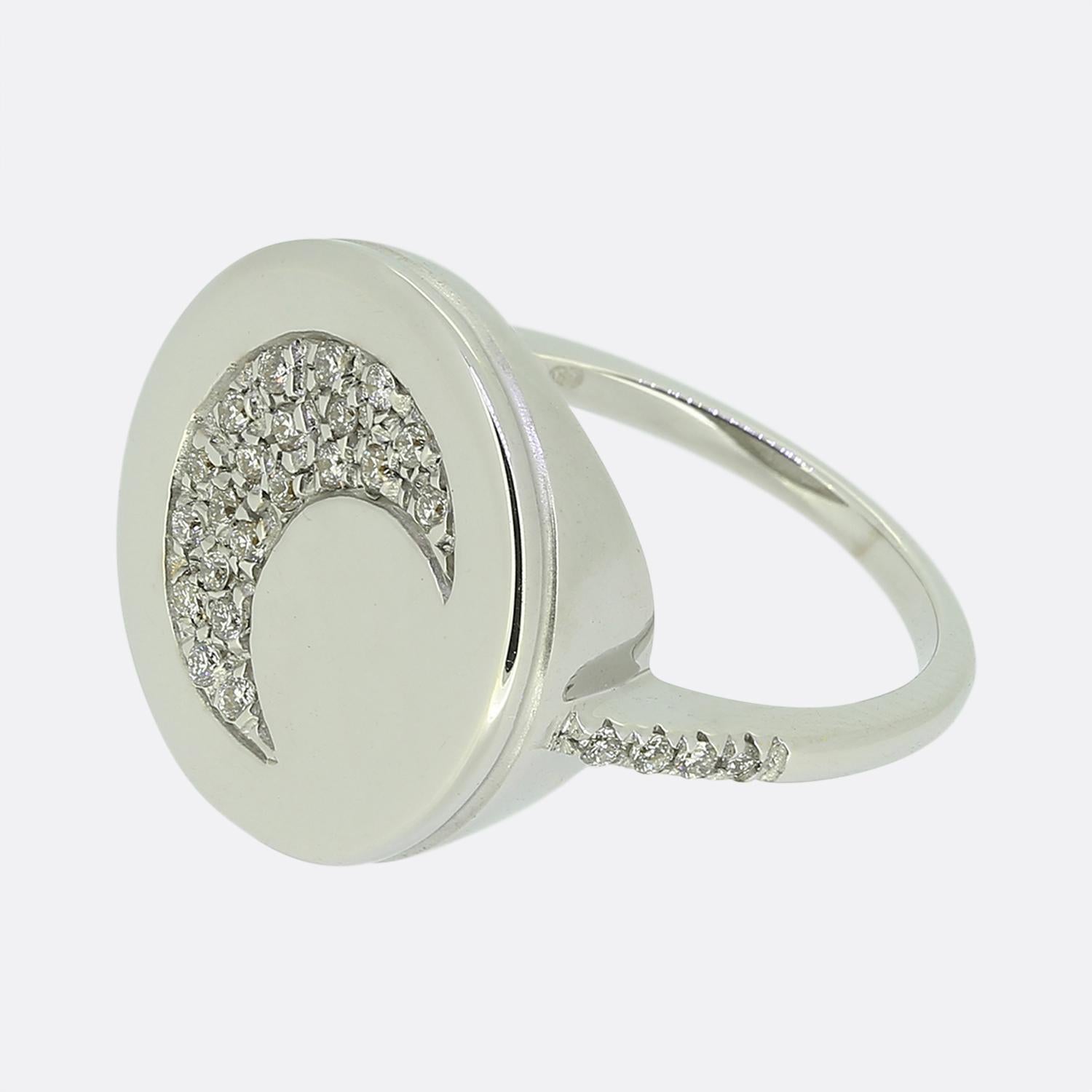 Hier haben wir einen fabelhaften Diamantring von der feinen italienischen Schmuckdesignerin Carolina Bucci. Dieser aus 18 Karat Weißgold gefertigte Ring zeichnet sich durch ein mit Diamanten besetztes Mondsicheldesign aus, das bündig in der Mitte