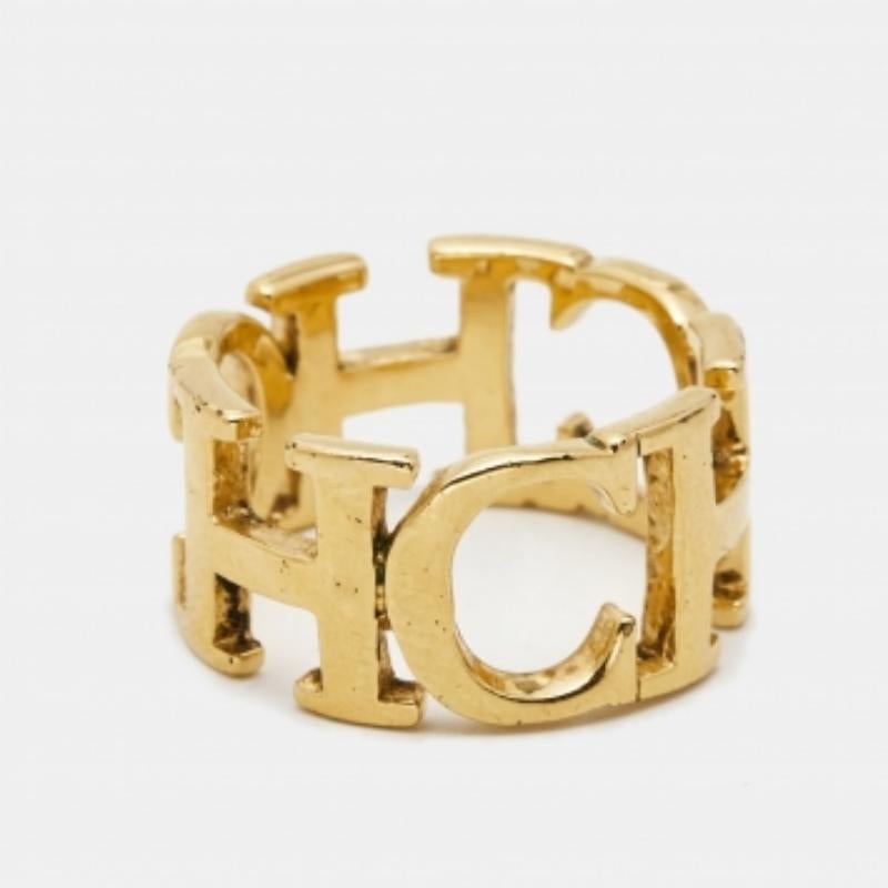 Schlichtheit und Klasse vereinen sich in diesem exquisiten Caroline Herrera Ring, der nur für Sie bestimmt ist. Sie ist aus goldfarbenem Metall mit den charakteristischen CH-Logos geformt und mit sanften Kurven und Linien versehen. Es wird ein