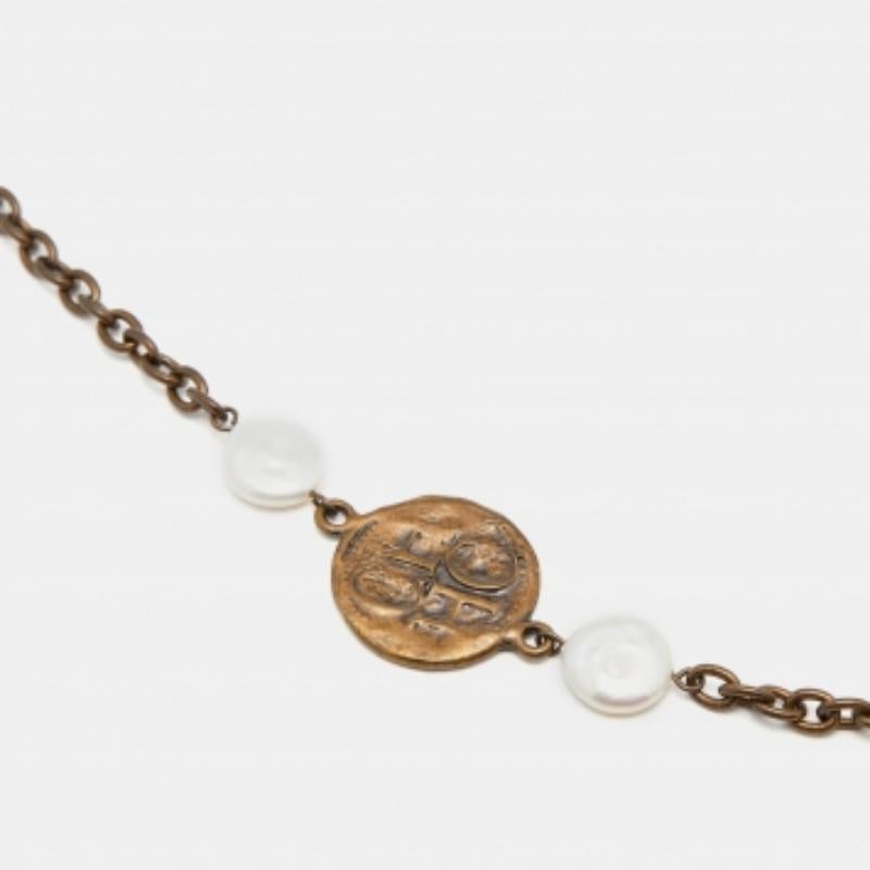 Ce délicat collier à chaîne de Carolina Herrera est réalisé en métal doré. Magnifiquement conçu, il incarne une présentation attrayante avec des éléments exquis.