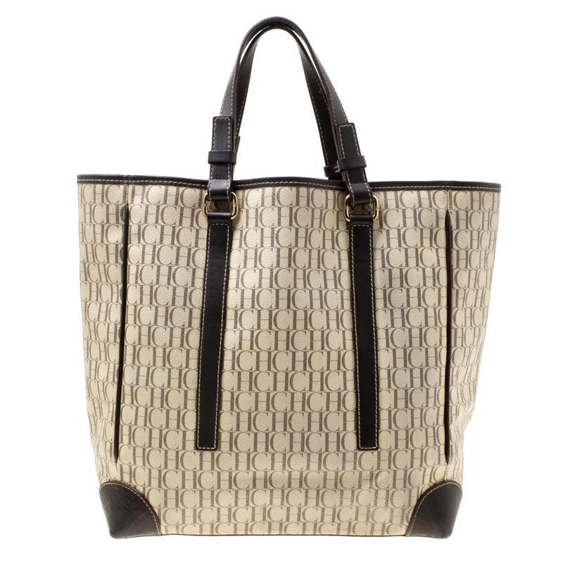Carolina Herrera brings you this lovely tote that has been crafted from Monogram canvas in a beige/brown hue. It has a well-sized fabric interior and the bag is completed with two top handles and protective metal feet. This stylish tote is perfect