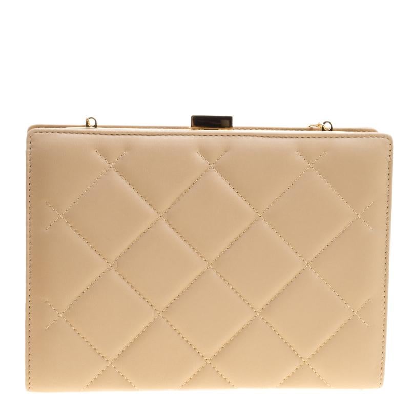 The design of this bag is an education in contrast. The beige bag screams of conventional meeting contemporary. Cool yet elegant, this Carolina Herrera bag is the most stunning accessory to complement your look. This bag is created from gorgeous