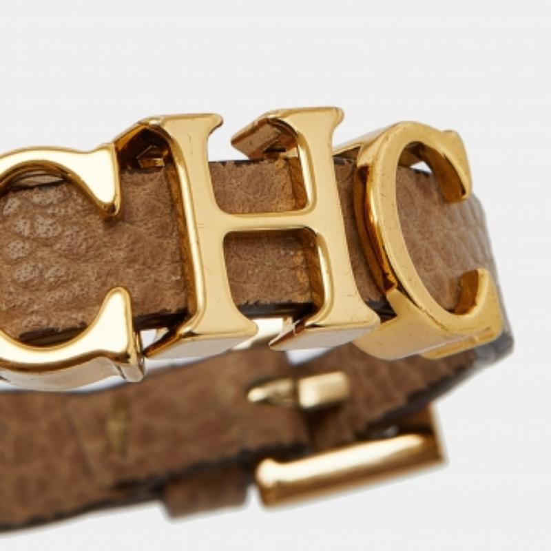 Dieses Armband von Carolina Herrera strahlt die klassische Raffinesse des Labels aus. Das aus Leder gefertigte Accessoire ist mit goldfarbenem Metall und dem CH-Logo versehen, das für ein charakteristisches Finish sorgt.