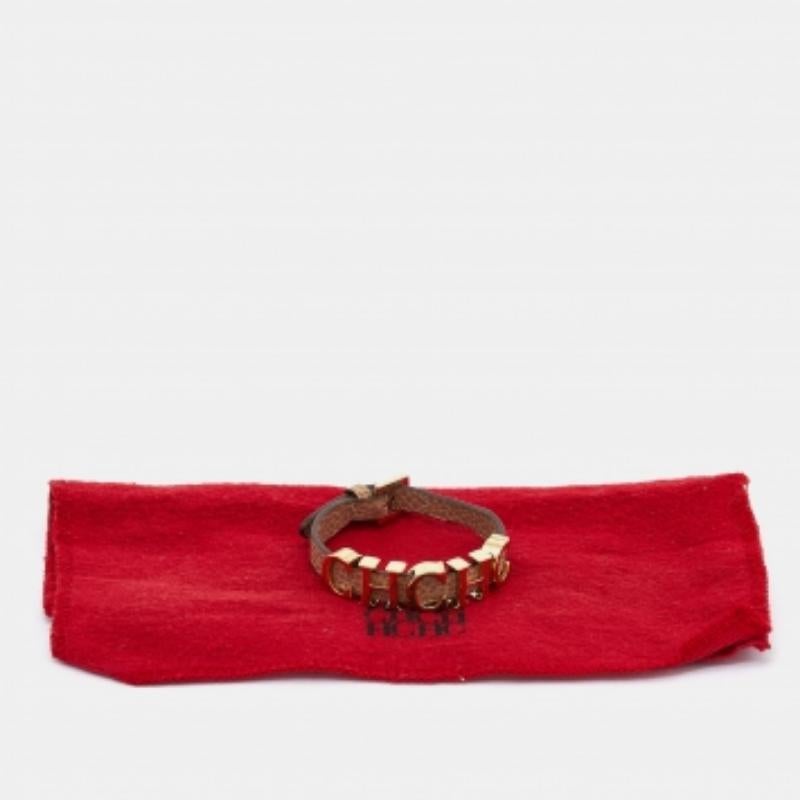 Carolina Herrera Logo-Armband aus beigem Leder mit Charme im Zustand „Gut“ im Angebot in Dubai, Al Qouz 2
