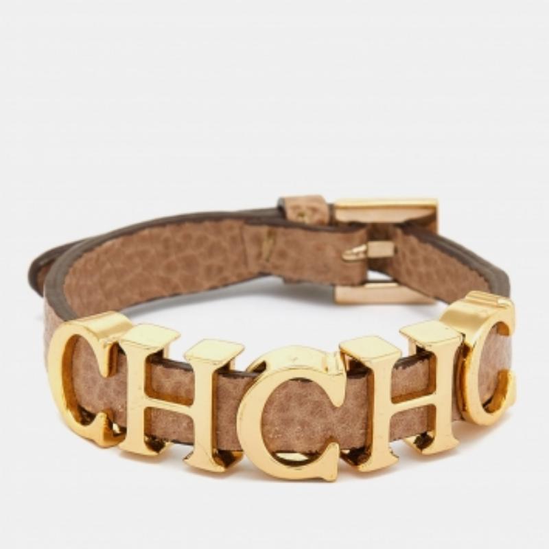 Carolina Herrera Logo-Armband aus beigem Leder mit Charme im Angebot 1