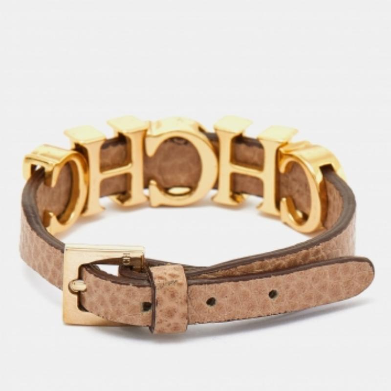 Carolina Herrera Logo-Armband aus beigem Leder mit Charme im Angebot 2