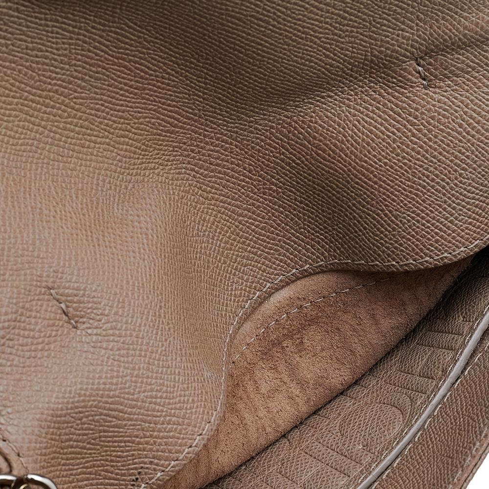 Carolina Herrera Borsa Minuetto in pelle beige con monogramma in rilievo 5