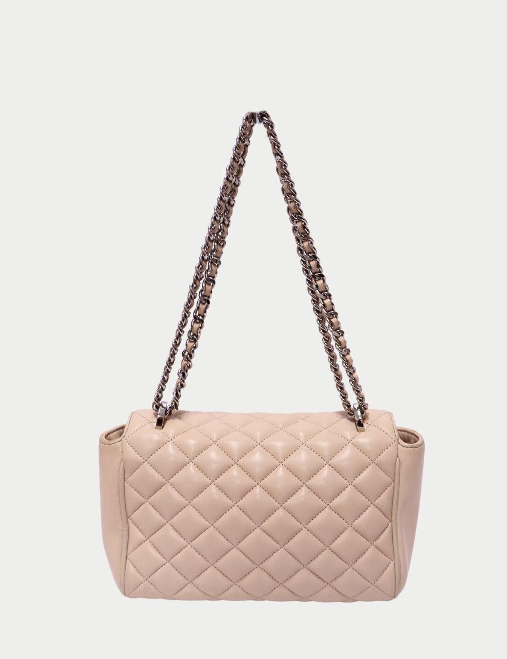 Carolina Herrera Beige Gesteppte Leder-Umhängetasche im Zustand „Hervorragend“ im Angebot in Amman, JO