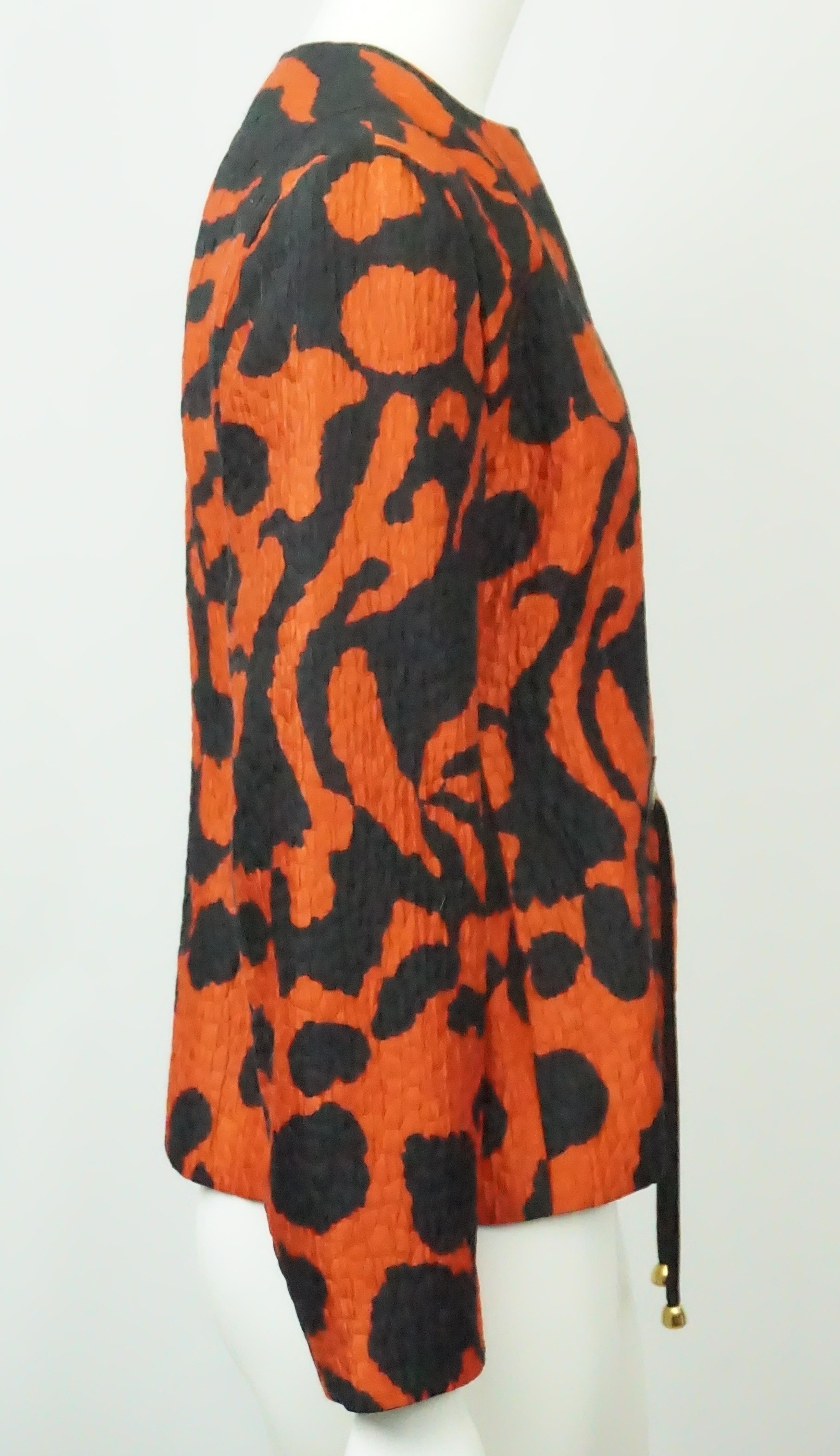Giacca con stampa in seta nera e rossa di Carolina Herrera - 8 anni. Questa giacca in seta stampata, molto leggera e di classe, è completamente foderata e presenta un unico bottone a pressione sul davanti con un cordoncino di raso nero con dettagli