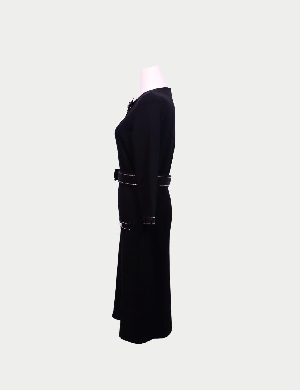 Dieses schwarze Kleid von Carolina Herrera ist ein zeitloses Stück, das klassische Schneiderkunst mit femininen Details verbindet und Ihre Garderobe aufwertet.

Das mit tadelloser Präzision gefertigte Kleid zeichnet sich durch lange Ärmel, eine