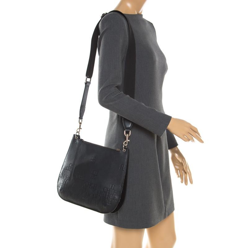 Flaunt your exclusive taste of fashion with this Castanuela messenger bag from Carolina Herrera. Lovely in black, this bag is crafted from leather and features a slim silhouette. It flaunts a detachable shoulder strap and opens to a capacious