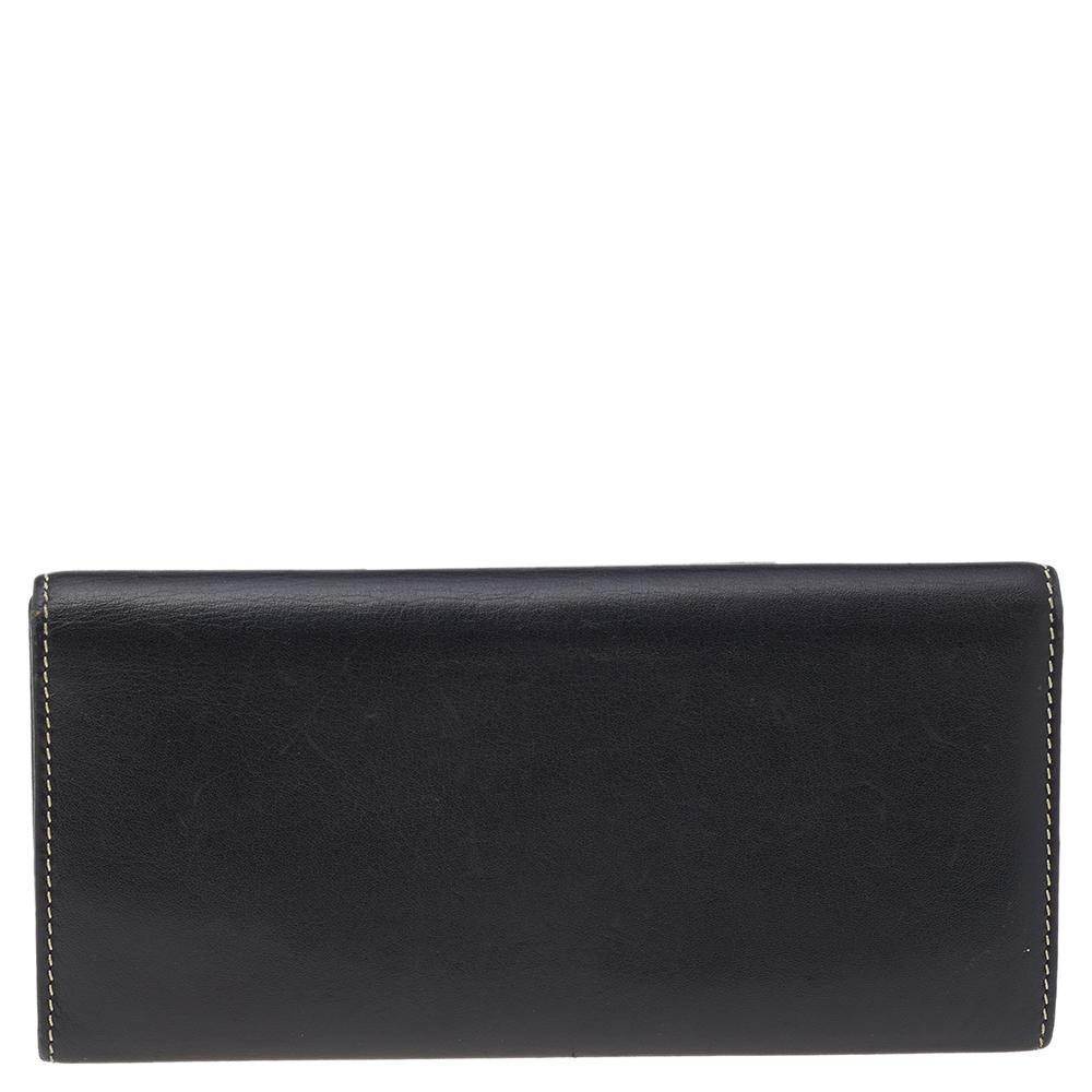 This luxe wallet from the house of Carolina Herrera is meticulously crafted from leather and detailed with the CH logo on the front. The black wallet is equipped with multiple slots and compartments to carry your necessities.