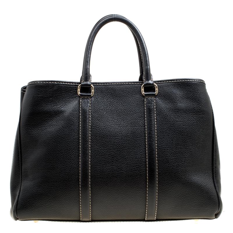 Carry this Carolina Herrera bag to instantly create your own fashionable look. Carefully designed for a grand and regal look, this leather bag is sure to delight you. It comes equipped with two handles and a spacious fabric interior for your