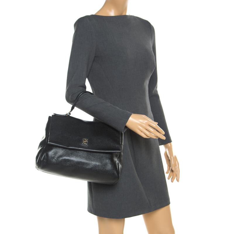 This Minuetto flap bag from the house of Carolina Herrera is something you would go to season after season. It has been crafted from a versatile black leather body and features a flap style. It comes with a chain shoulder strap in addition to a flat
