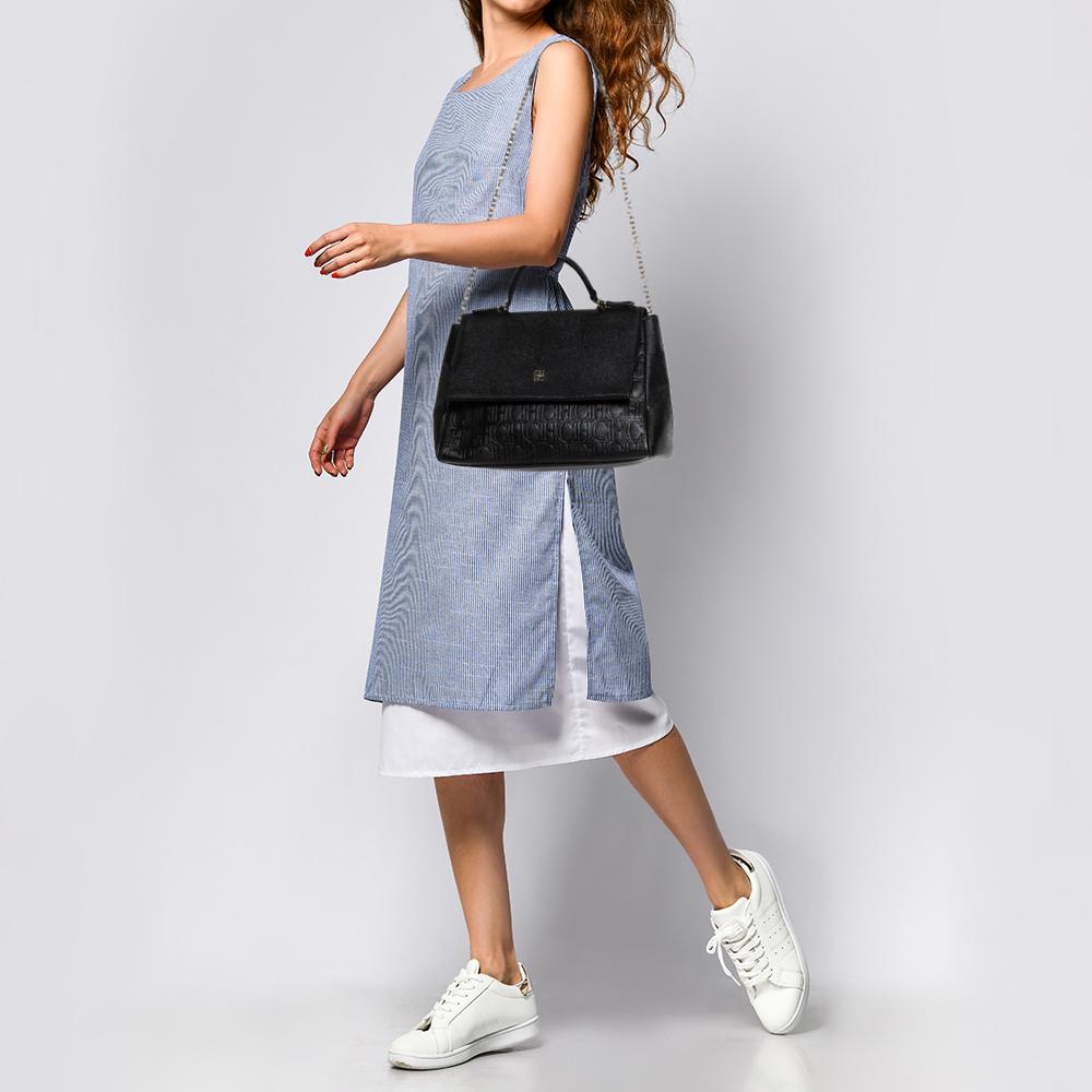 This Minuetto bag from the house of Carolina Herrera is something you would go to season after season. It has been crafted from a versatile black leather body and features a smooth flap style. It comes with a chain shoulder strap in addition to a