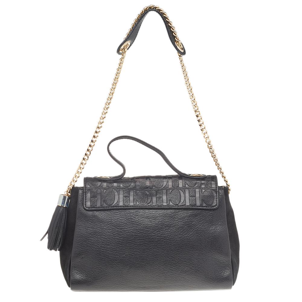 This Minuetto bag from the house of Carolina Herrera is something you would go to season after season. It has been crafted from a versatile black Leather body and features a smooth flap style. It comes with a chain shoulder strap in addition to a