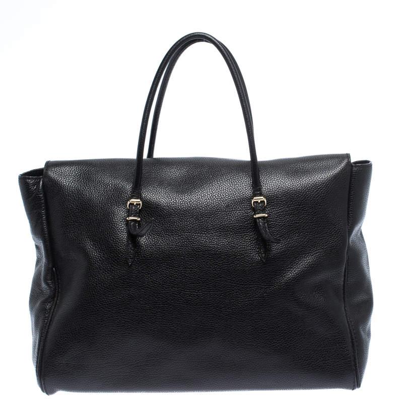 Understated and refined in design and construction, the Tempo collection has designs that are emphatically perfected. This black bag will add to your glam quotient. With a flap top, the bag is made with leather and has gold-tone hardware and the