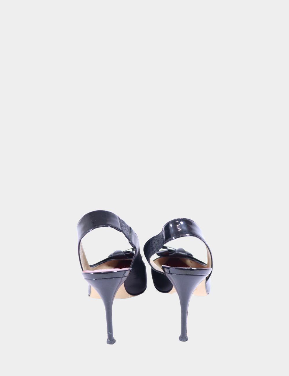 Les escarpins Carolina Herrera Black Logo sont dotés d'un bout pointu, d'un talon aiguille et d'un nœud à l'avant.

MATERIAL : Cuir
Taille : EU 40
Talon : 9cm
État général : Bon
État intérieur : Signes d'utilisation 
État extérieur : Rayures et