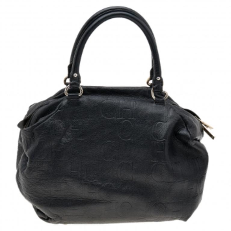 Carolina Herrera Boston Tasche aus schwarzem, geprägtem Leder mit Monogramm (Schwarz) im Angebot