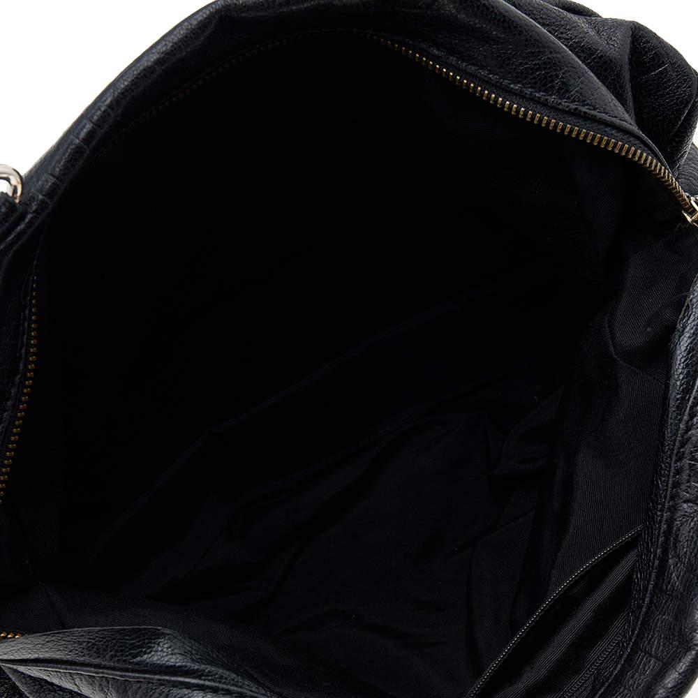 Carolina Herrera Boston Tasche aus schwarzem, geprägtem Leder mit Monogramm (Schwarz) im Angebot