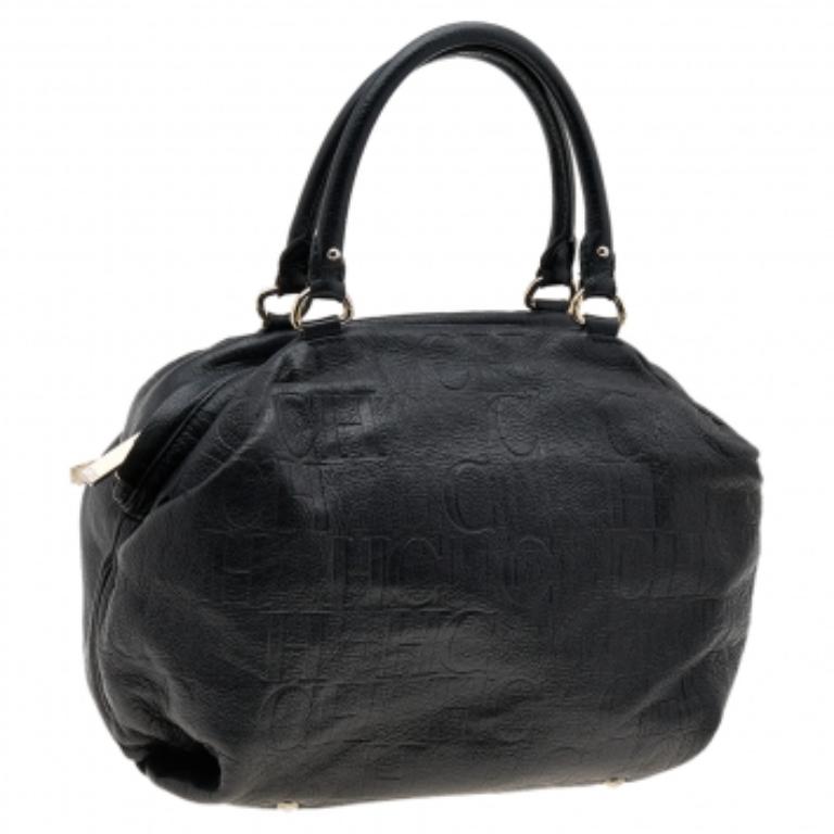 Carolina Herrera Boston Tasche aus schwarzem, geprägtem Leder mit Monogramm im Zustand „Relativ gut“ im Angebot in Dubai, Al Qouz 2
