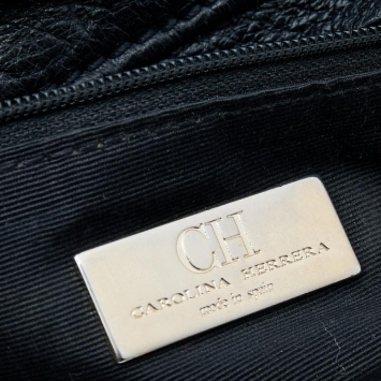 Carolina Herrera Boston Tasche aus schwarzem, geprägtem Leder mit Monogramm im Angebot 2