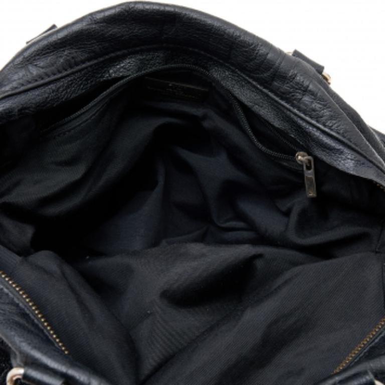 Carolina Herrera Boston Tasche aus schwarzem, geprägtem Leder mit Monogramm im Angebot 3