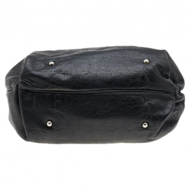 Carolina Herrera Boston Tasche aus schwarzem, geprägtem Leder mit Monogramm im Angebot 4