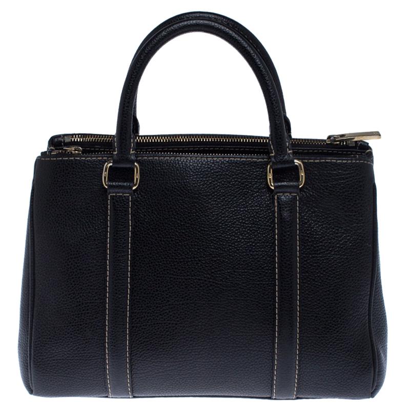 Skillfully designed, this bag from Carolina Herrera is an all-time favorite. This bag is made from pebbled leather and comes in a lovely black shade. It is lined with a red fabric which contrasts well with the exterior. It comes equipped with two