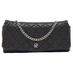 Carolina Herrera Schwarze Clutch aus gestepptem Leder CHHC mit Klappe und Kette