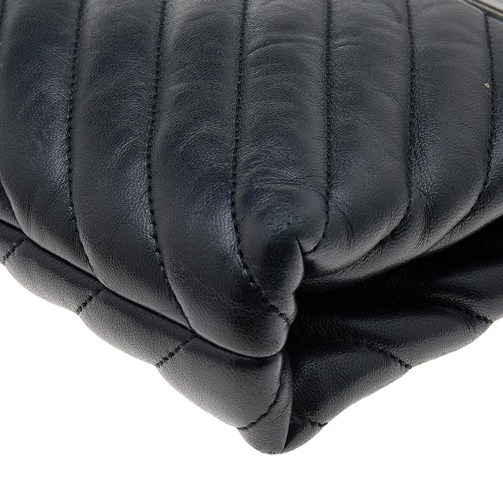 Carolina Herrera Black Quilted Leather Front Zip Crossbody Bag In Good Condition In Dubai, Al Qouz 2
