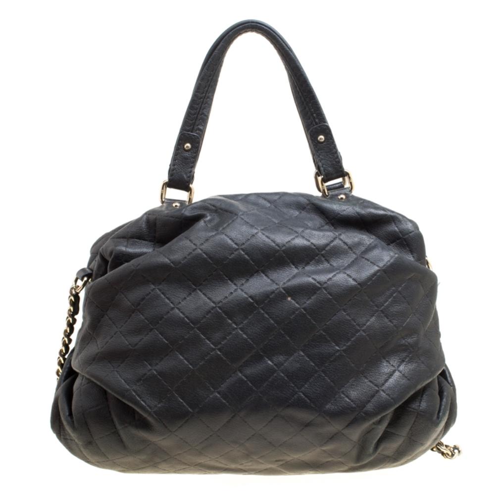 Known to create something unique every time, Carolina Herrera does it again with this chic handle bag. Crafted from the black quilted leather, the bag features a CH logo in gold-tone hardware on the front face. The exterior is accented with twin top