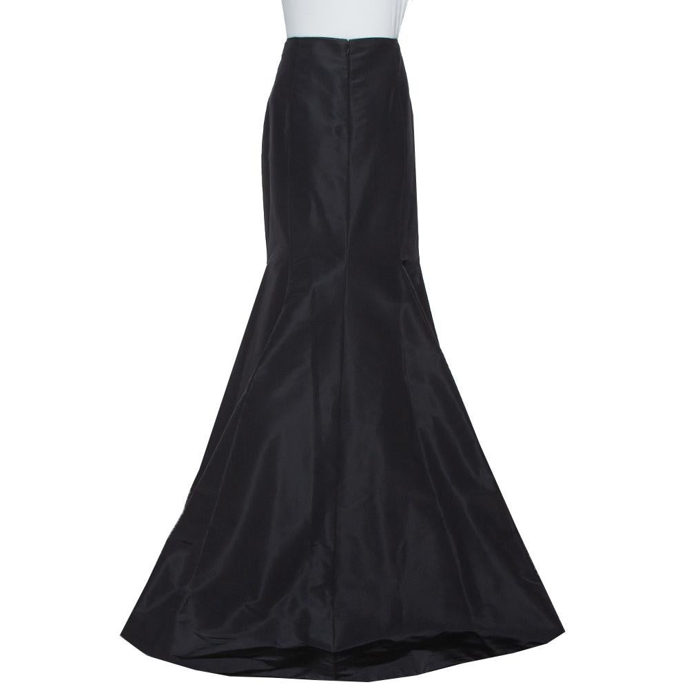Amaze everyone as you walk out wearing this elegant Carolina Herrera skirt. Fit-and-flare elegance is served up in this black skirt. It has a snug fit on top which gradually turns into an A-line, floor-grazing skirt. It can be paired with a host of